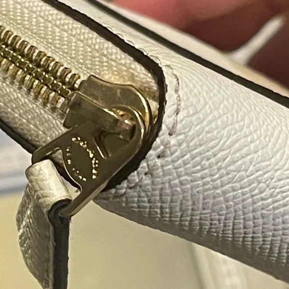 Coach Accordion White Refined Pebble Leather Zip Around Wallet - Picture 9 of 15